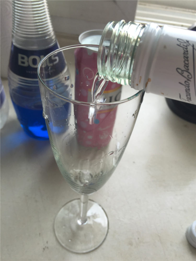 海之蓝鸡尾酒步骤2