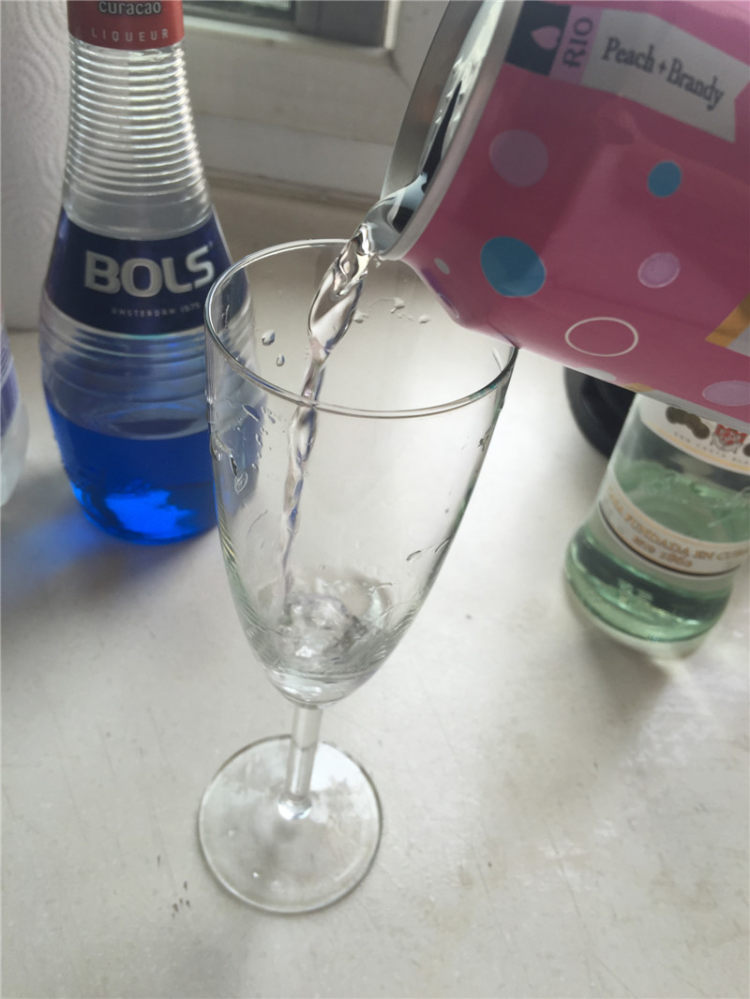 海之蓝鸡尾酒步骤3