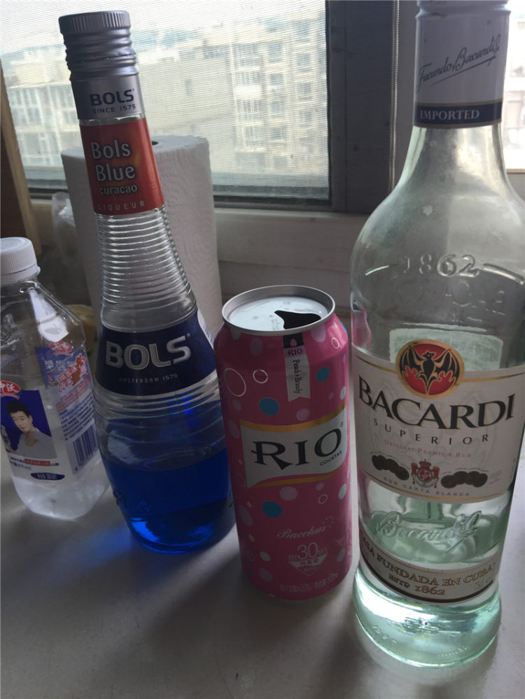 海之蓝鸡尾酒步骤1