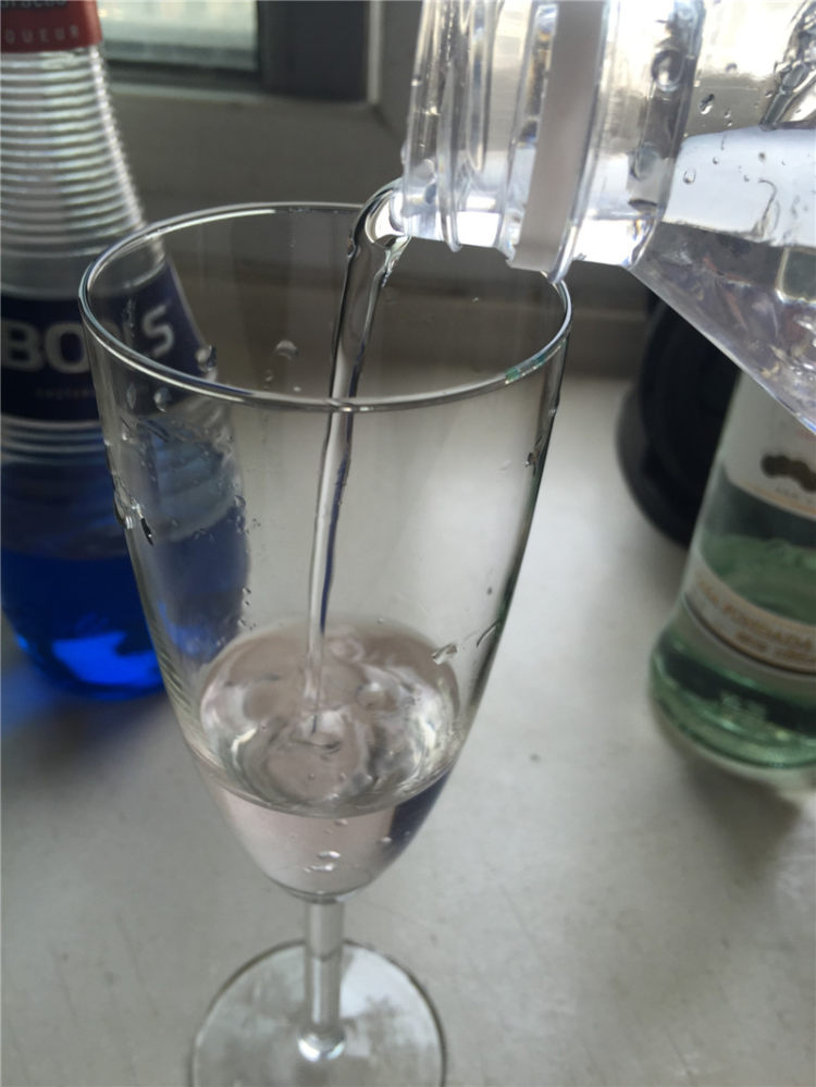 海之蓝鸡尾酒步骤4