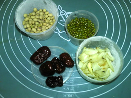 红枣百合绿豆豆浆步骤1