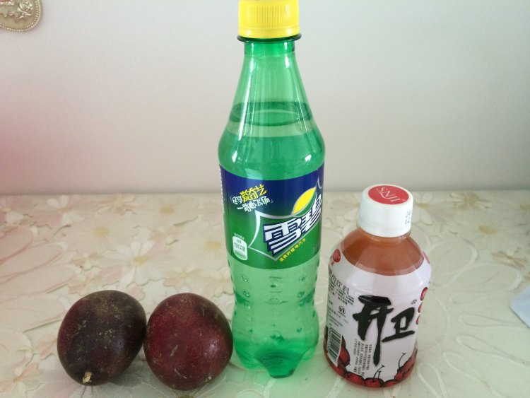 开胃百香果饮步骤1