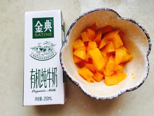 草莓芒果奶昔步骤2