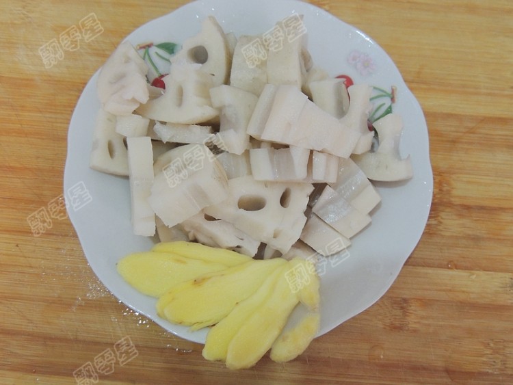 莲藕鲫鱼汤步骤2