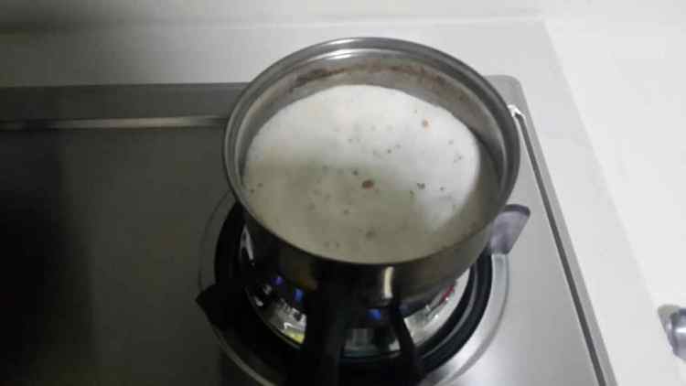玫瑰黑糖奶茶步骤3