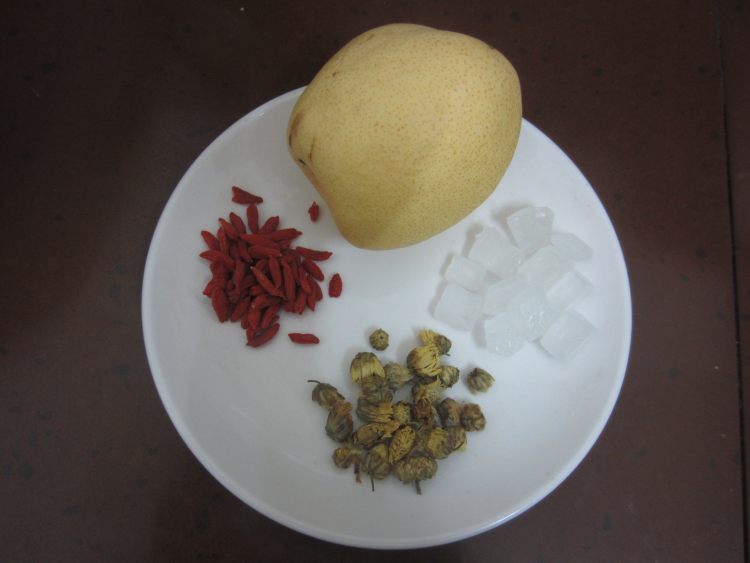 雪梨菊花茶步骤1