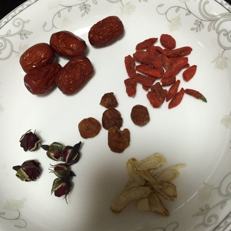 西洋参玫瑰花茶步骤1