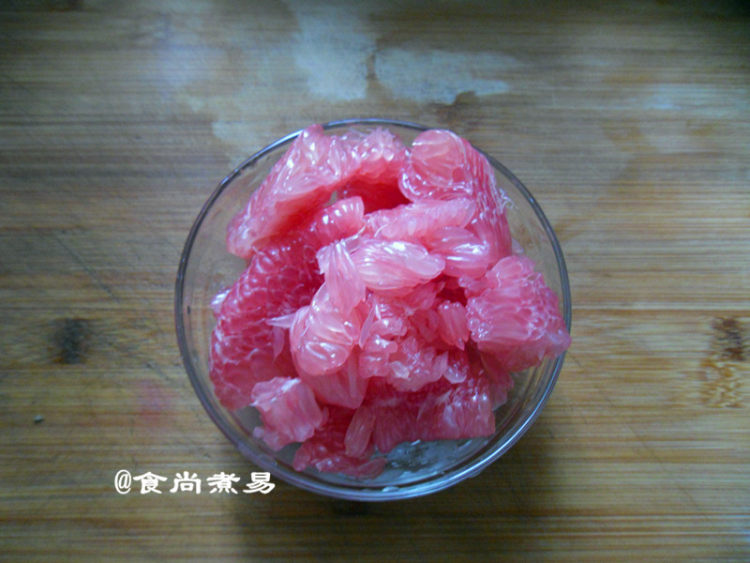 鲜榨红柚汁步骤1