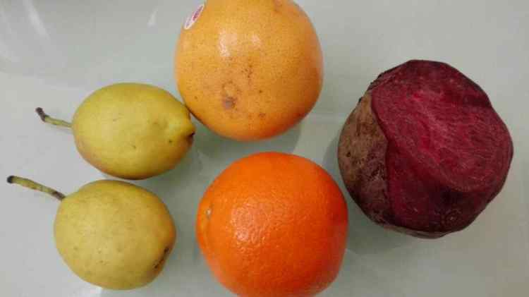 香橙西柚甜菜根汁步骤1
