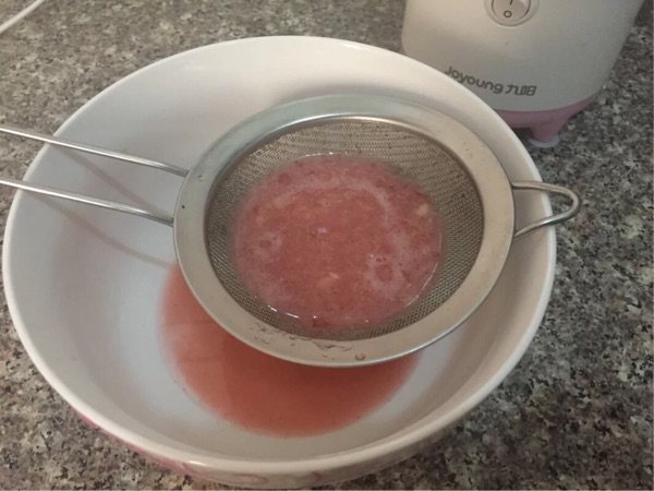 酸奶草莓奶昔步骤3