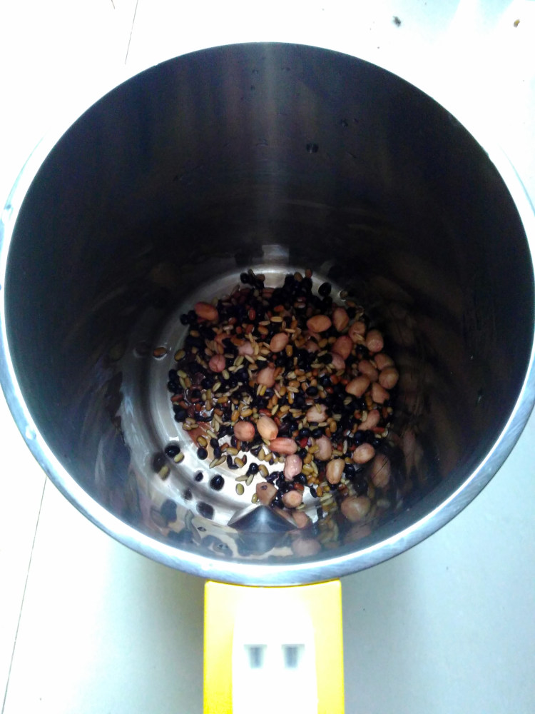 自制养生黑豆浆步骤3