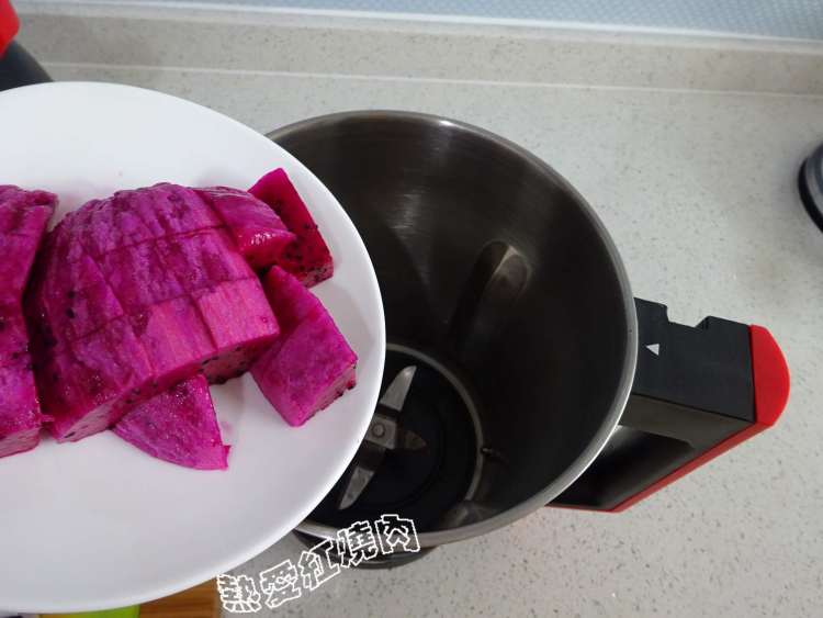 火龙果奶昔步骤3
