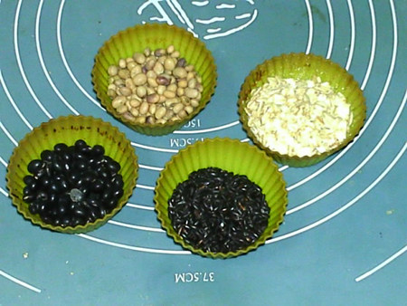 黑米燕麦黑黄豆浆步骤1