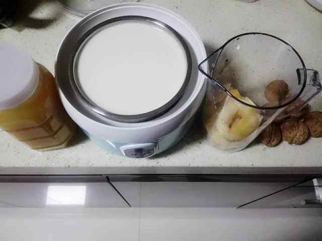 苹果核桃奶昔步骤2