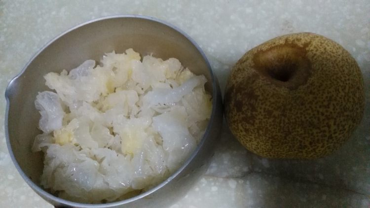 银耳雪梨汁步骤2