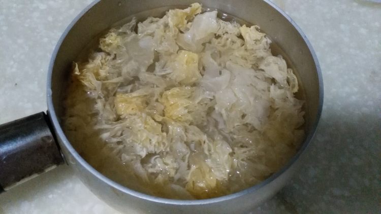银耳雪梨汁步骤1