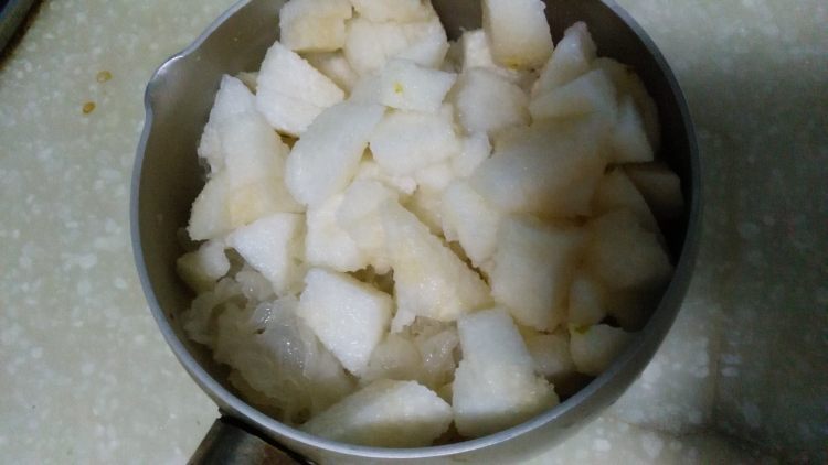 银耳雪梨汁步骤3