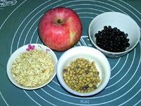 燕麦苹果黑黄豆浆步骤1