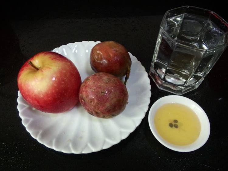 百香果苹果汁步骤1