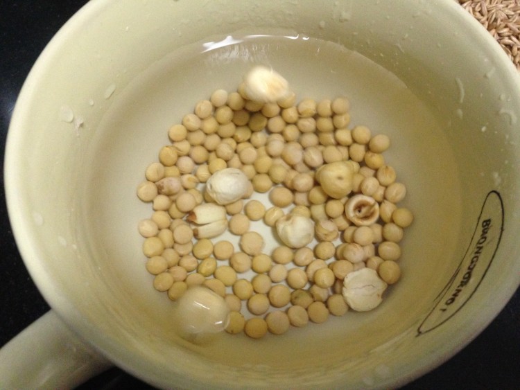 红枣莲子莜麦豆浆步骤2
