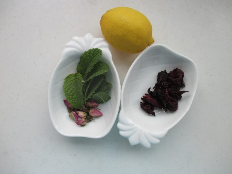洛神玫瑰柠檬茶步骤1