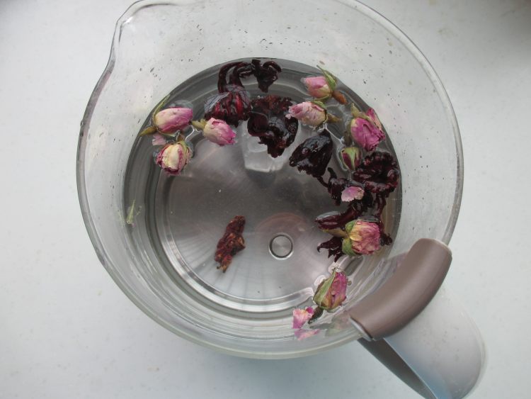 洛神玫瑰柠檬茶步骤2