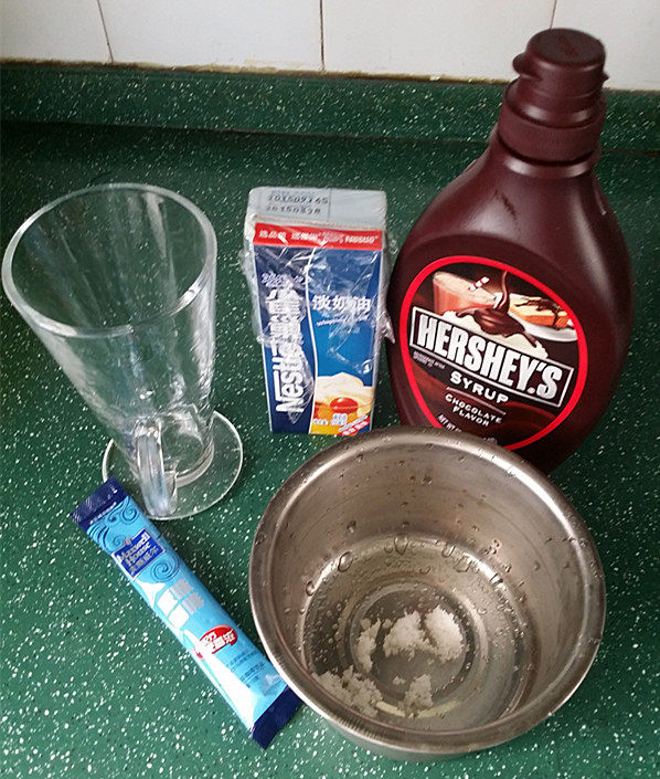 巧克力酱奶油泡咖啡步骤1