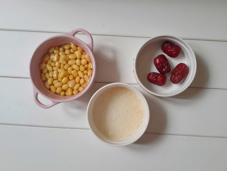米香红枣豆浆步骤1