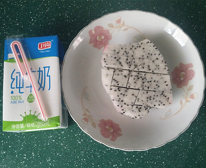 火龙果牛奶昔步骤1