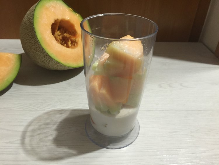 哈密瓜奶昔步骤3