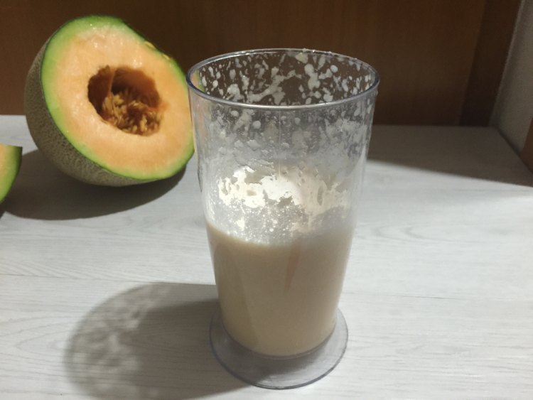 哈密瓜奶昔步骤4