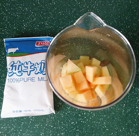 哈蜜瓜奶昔步骤1