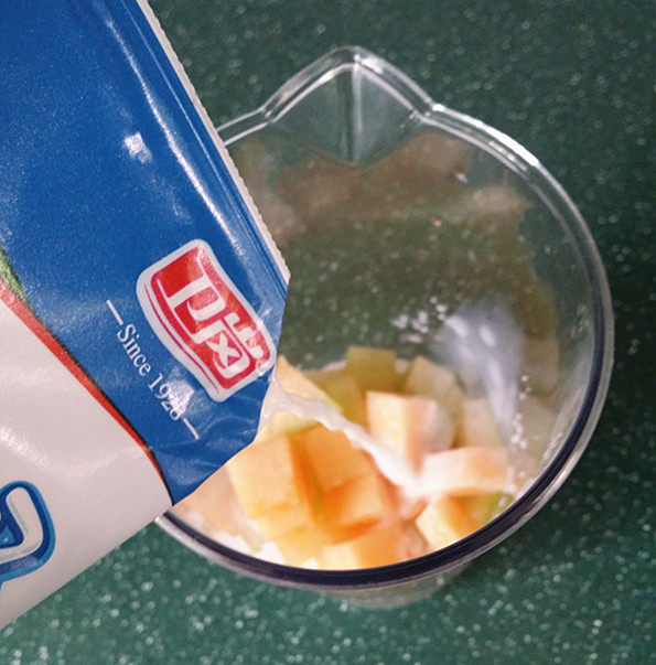 哈蜜瓜奶昔步骤4