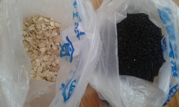 燕麦黑米糊步骤1