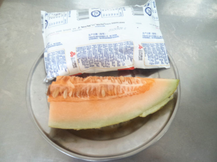 【儿童美食】哈密瓜奶步骤1