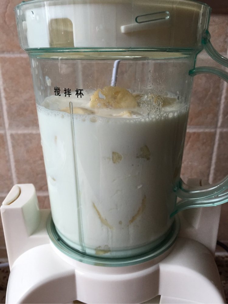 拉花香蕉奶昔步骤4