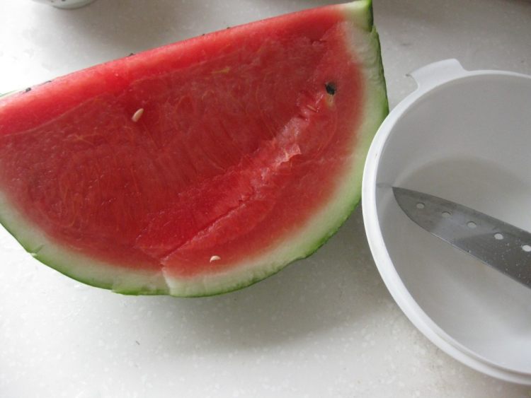 【手工美食】鲜榨西瓜步骤1