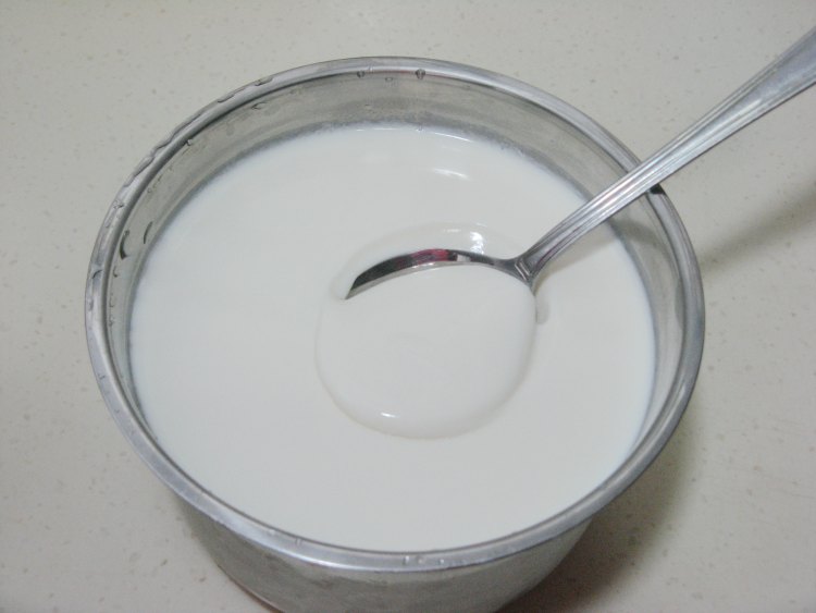 菠萝酸奶昔步骤2