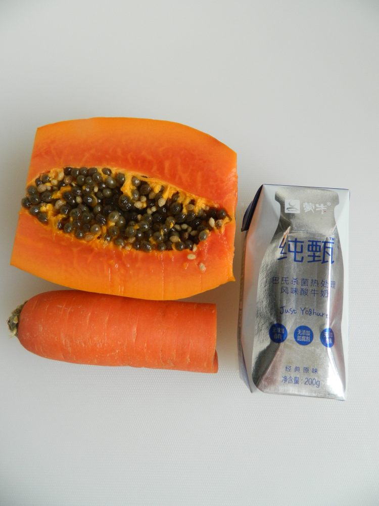 木瓜胡萝卜酸奶步骤1