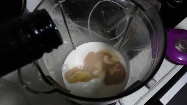 甜酒香蕉奶昔步骤5