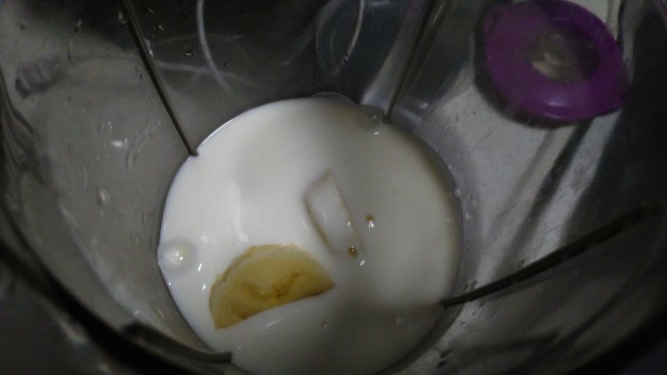甜酒香蕉奶昔步骤3