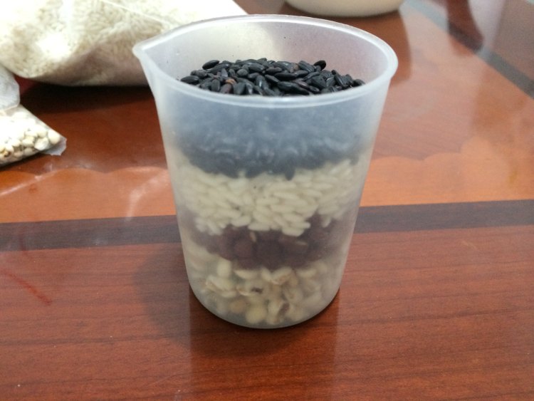 薏仁红豆黑米糊步骤2