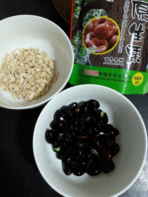 栗子燕麦黑豆浆步骤1