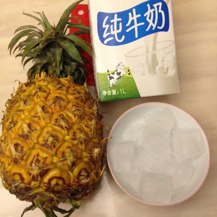 菠萝奶昔步骤1