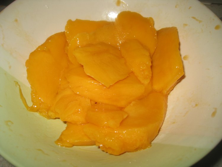 芒果酸奶特饮步骤1
