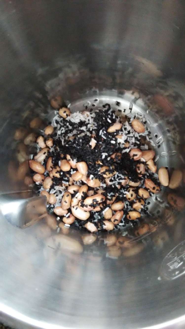 花生芝麻糊步骤4