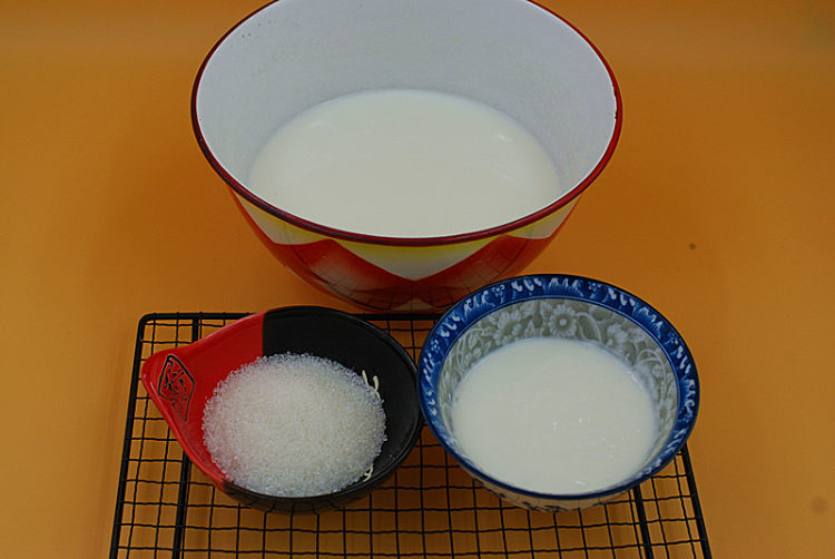自制草莓酸奶步骤1