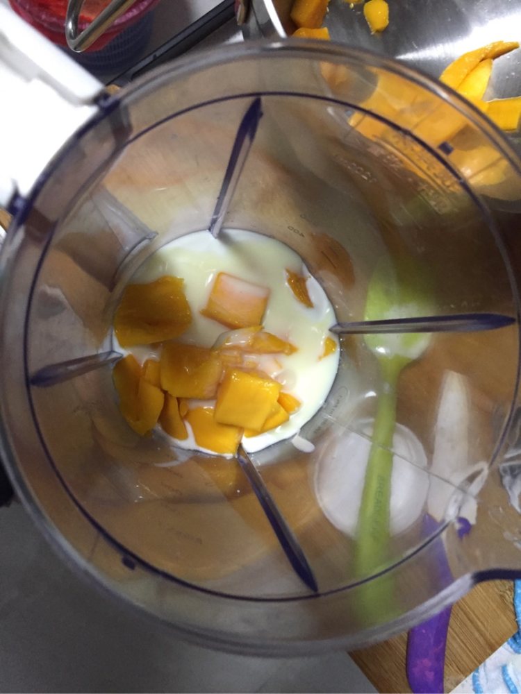 芒果酸奶冰棒步骤2