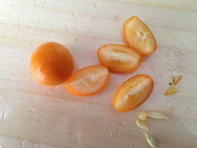 色彩斑斓的蜂蜜水果茶步骤2