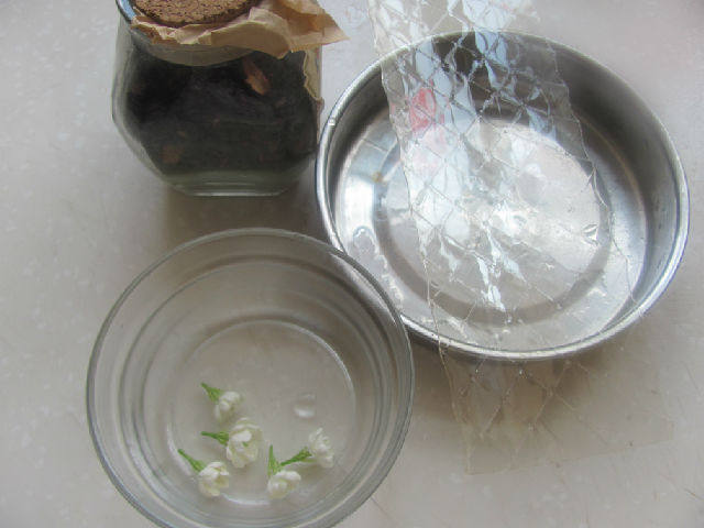 朗姆花茶果冻步骤1
